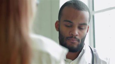 Özenli doktor hastayı dinler ve en iyi kliniklerde teşhis eder. Gülümseyen doktor hastayı dinler ve hastanede ilaç için reçete yazar koyar. Kibar doktor