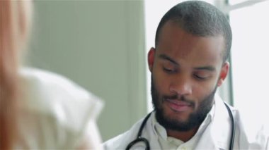 Özenli doktor hastayı dinler ve en iyi kliniklerde teşhis eder. Gülümseyen doktor hastayı dinler ve hastanede ilaç için reçete yazar koyar. Kibar doktor