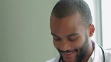 Özenli doktor hastayı dinler ve en iyi kliniklerde teşhis eder. Gülümseyen doktor hastayı dinler ve hastanede ilaç için reçete yazar koyar. Kibar doktor