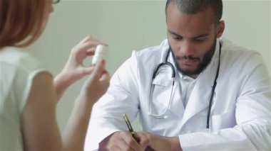 Özenli doktor hastayı dinler ve en iyi kliniklerde teşhis eder. Gülümseyen doktor hastayı dinler ve hastanede ilaç için reçete yazar koyar. Kibar doktor