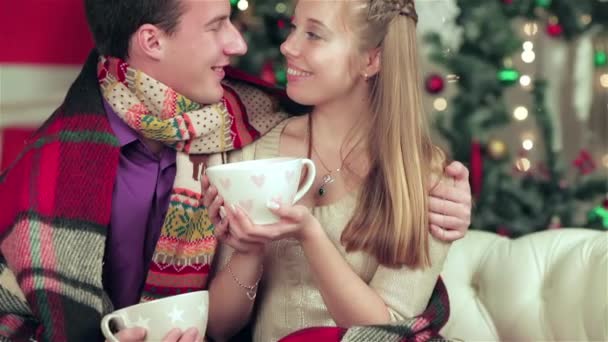 Kochająca Para Ubrana Sweter Szalik Trzyma Prezenty Pokoju Bożego Narodzenia — Wideo stockowe