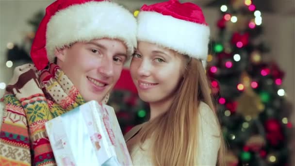 Kochająca Para Ubrana Sweter Szalik Trzyma Prezenty Pokoju Bożego Narodzenia — Wideo stockowe