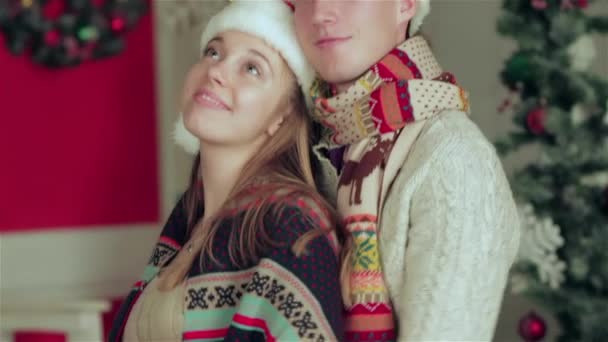 Milující Dvojice Oblečená Svetru Šálu Který Drží Dárky Vánočním Zařízeném — Stock video