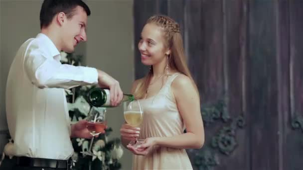 Casal Amoroso Vestido Com Suéter Lenço Segurando Presentes Uma Sala — Vídeo de Stock
