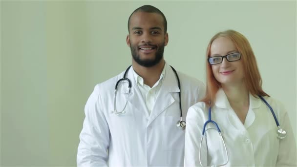 Médico Atento Escucha Paciente Diagnostica Las Mejores Clínicas Médico Sonriente — Vídeo de stock