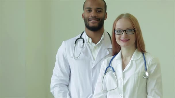 Ein Aufmerksamer Arzt Hört Dem Patienten Und Diagnostiziert Den Besten — Stockvideo
