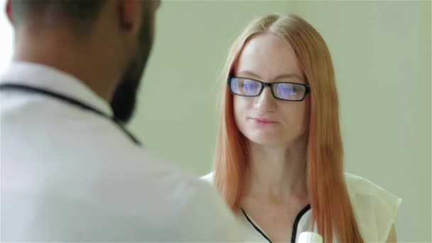 Pozorný Doktor Poslouchá Pacienta Diagnózy Nejlepších Klinikách Usměvavý Doktor Poslouchá — Stock video