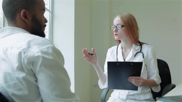 Uważny Lekarz Słucha Pacjenta Diagnozuje Najlepszych Klinikach Uśmiechnięty Lekarz Słucha — Wideo stockowe
