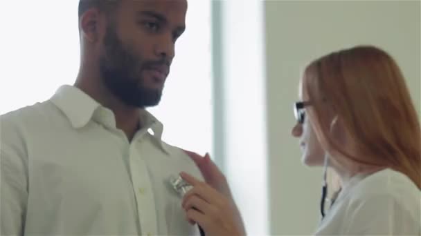 Médecin Attentif Écoute Patient Diagnostique Dans Les Meilleures Cliniques Médecin — Video