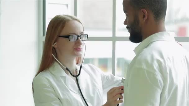 Ein Aufmerksamer Arzt Hört Dem Patienten Und Diagnostiziert Den Besten — Stockvideo