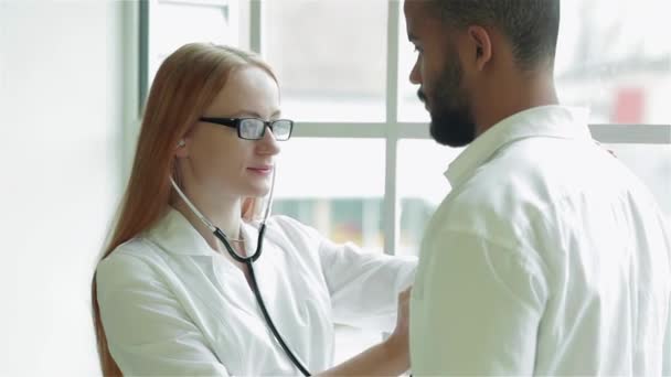 Uważny Lekarz Słucha Pacjenta Diagnozuje Najlepszych Klinikach Uśmiechnięty Lekarz Słucha — Wideo stockowe