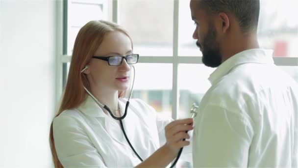 Προσεκτικός Γιατρός Ακούει Τον Ασθενή Και Διαγνώσεις Στις Καλύτερες Κλινικές — Αρχείο Βίντεο