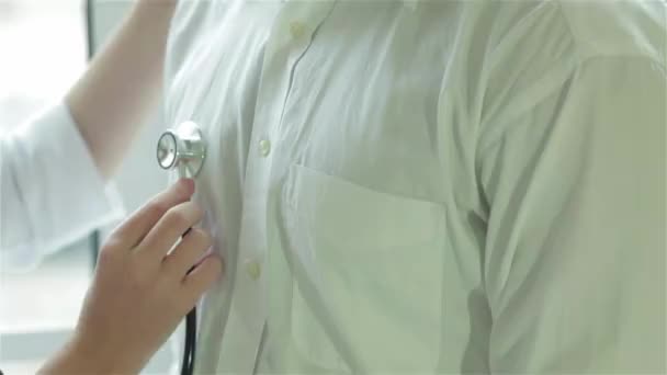 Dokter Yang Hadir Mendengarkan Pasien Dan Mendiagnosa Klinik Terbaik Dokter — Stok Video