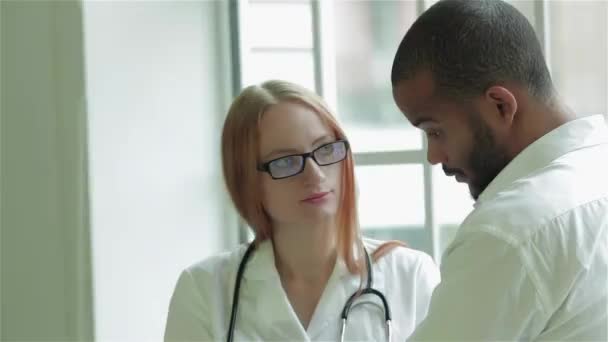 Pozorný Doktor Poslouchá Pacienta Diagnózy Nejlepších Klinikách Usměvavý Doktor Poslouchá — Stock video