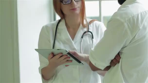 Médico Atento Escuta Paciente Diagnostica Nas Melhores Clínicas Médico Sorridente — Vídeo de Stock