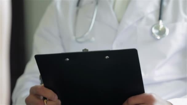 Προσεκτικός Γιατρός Ακούει Τον Ασθενή Και Διαγνώσεις Στις Καλύτερες Κλινικές — Αρχείο Βίντεο