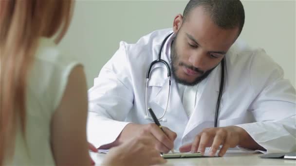 Dokter Yang Hadir Mendengarkan Pasien Dan Mendiagnosa Klinik Terbaik Dokter — Stok Video