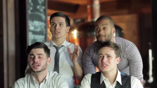 Cuatro Amigos Hombres Negocios Beben Cerveza Regocijan Gritan Juntos Viendo — Vídeos de Stock