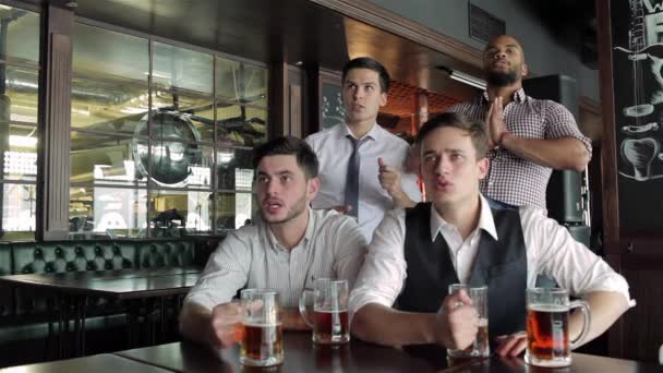 Чотири Друзі Бізнесмени Ють Пиво Радіють Кричать Разом Дивлячись Телевізор — стокове відео