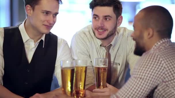 Cuatro Amigos Hombres Negocios Beben Cerveza Regocijan Gritan Juntos Viendo — Vídeo de stock