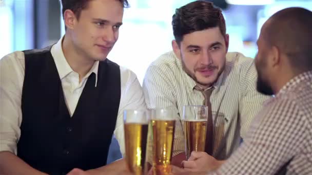 Négy Barát Üzletember Sört Inni Örvendeznek Kiabálni Együtt Tévénézés Bárban — Stock videók