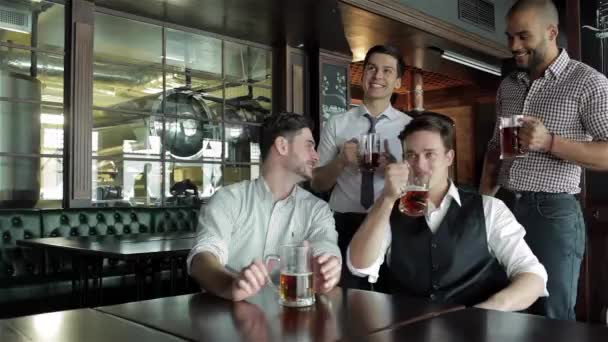 Quatre Amis Hommes Affaires Boivent Bière Réjouissent Crient Ensemble Regardant — Video