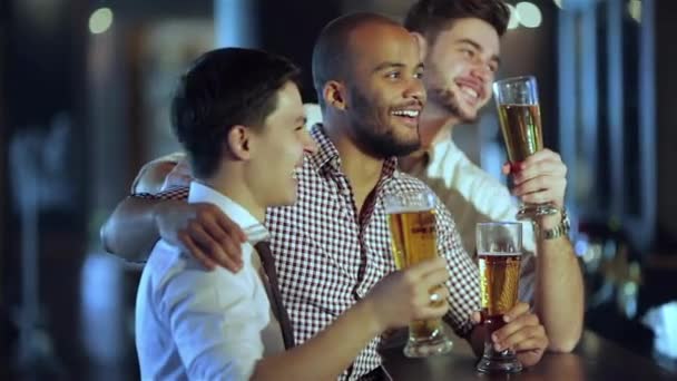 Empat Teman Pengusaha Minum Bir Dan Bergembira Dan Berteriak Bersama — Stok Video