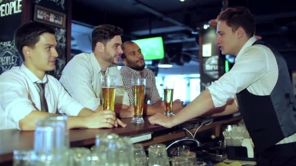 4人の友人ビジネスマンがビールを飲み バーでテレビを見ながら一緒に喜び テレビでサッカーを見てビールと一緒にバーで一緒に楽しんで成功したビジネスマンの友人 — ストック動画