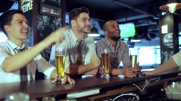 Dört Arkadaş Işadamları Bira Içmek Sevinmek Birlikte Barda Izlerken Bağırmak — Stok video