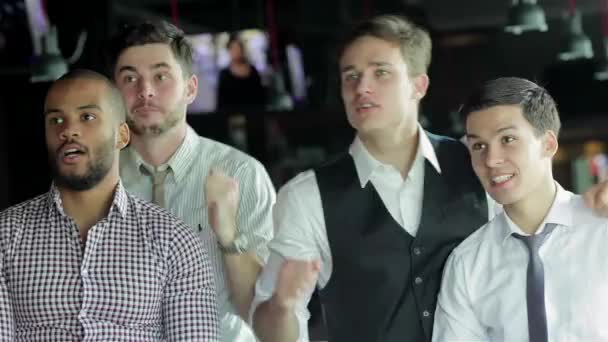 Quatre Amis Hommes Affaires Boivent Bière Réjouissent Crient Ensemble Regardant — Video