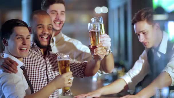 Čtyři Přátelé Podnikatelé Pijí Pivo Radují Křičí Dívají Televizi Baru — Stock video