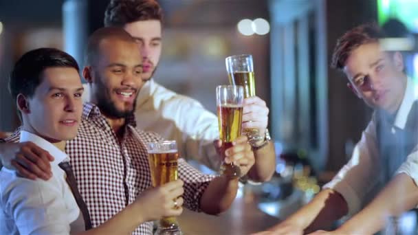 Dört Arkadaş Işadamları Bira Içmek Sevinmek Birlikte Barda Izlerken Bağırmak — Stok video