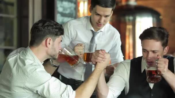 Τέσσερις Φίλοι Επιχειρηματίες Πίνουν Μπύρα Και Χαίρονται Και Φωνάζουν Μαζί — Αρχείο Βίντεο