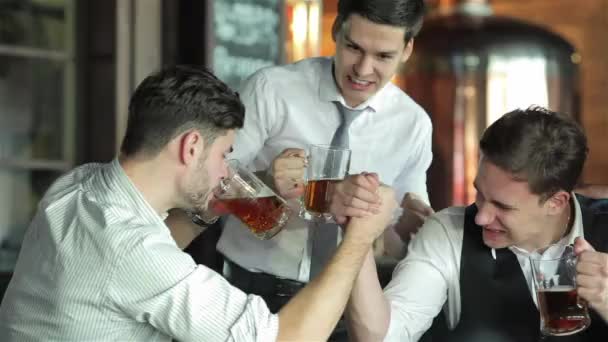Four Friends Businessmen Drink Beer Rejoice Shout Together Watching Bar — Stock Video
