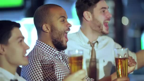 Cuatro Amigos Hombres Negocios Beben Cerveza Regocijan Gritan Juntos Viendo — Vídeo de stock