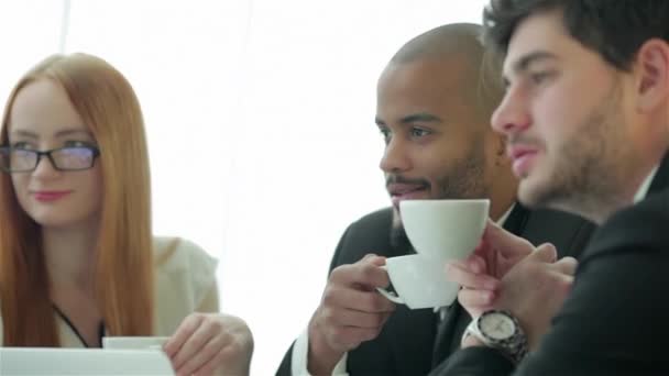 Hombre Negocios Sonriente Una Reunión Reunión Negocios Con Colegas Cuatro — Vídeo de stock