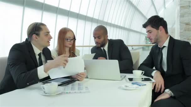 Улыбающийся Бизнесмен Встрече Встреча Коллегами Четыре Улыбчивых Успешных Бизнесмена Сидят — стоковое видео