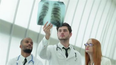 Sağlıklı akciğerler ve sigara içmenin tehlikeleri. Akciğerlerin x-ray anlık incelemesi üç emin doktor.