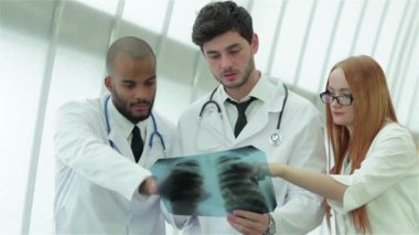 Sağlıklı akciğerler ve sigara içmenin tehlikeleri. Akciğerlerin x-ray anlık incelemesi üç emin doktor.
