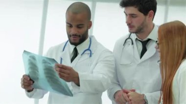 Sağlıklı akciğerler ve sigara içmenin tehlikeleri. Akciğerlerin x-ray anlık incelemesi üç emin doktor.