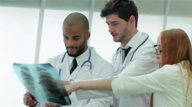 Sağlıklı akciğerler ve sigara içmenin tehlikeleri. Akciğerlerin x-ray anlık incelemesi üç emin doktor.