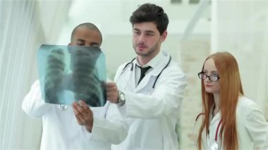 Sağlıklı akciğerler ve sigara içmenin tehlikeleri. Akciğerlerin x-ray anlık incelemesi üç emin doktor.