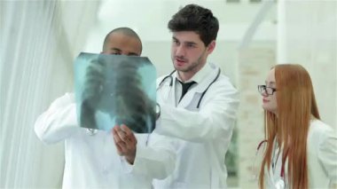 Sağlıklı akciğerler ve sigara içmenin tehlikeleri. Akciğerlerin x-ray anlık incelemesi üç emin doktor.