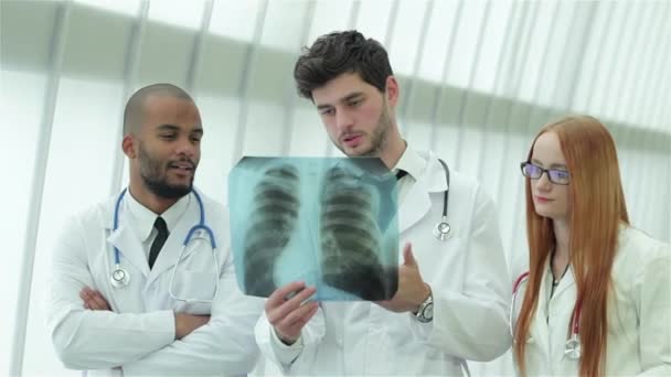 Zdravé Plíce Nebezpečí Kouření Tři Sebejistí Lékaři Zkoumáním Rentgenového Snímku — Stock video