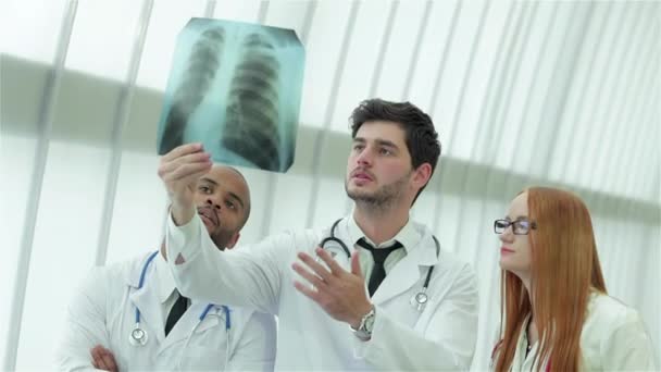 Здорові Легені Небезпека Куріння Три Впевнених Лікаря Які Вивчають Рентгенівський — стокове відео