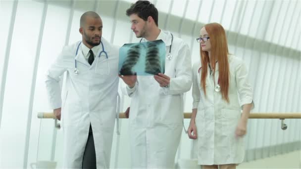 Pulmones Sanos Los Peligros Fumar Tres Médicos Confiados Examinando Radiografía — Vídeos de Stock