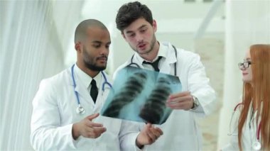 Sağlıklı akciğerler ve sigara içmenin tehlikeleri. Akciğerlerin x-ray anlık incelemesi üç emin doktor.