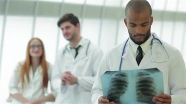 Sağlıklı akciğerler ve sigara içmenin tehlikeleri. Akciğerlerin x-ray anlık incelemesi üç emin doktor.