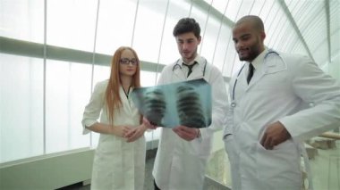Sağlıklı akciğerler ve sigara içmenin tehlikeleri. Akciğerlerin x-ray anlık incelemesi üç emin doktor.