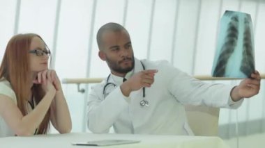 Sağlıklı akciğerler ve sigara içmenin tehlikeleri. Akciğerlerin x-ray anlık incelemesi üç emin doktor.